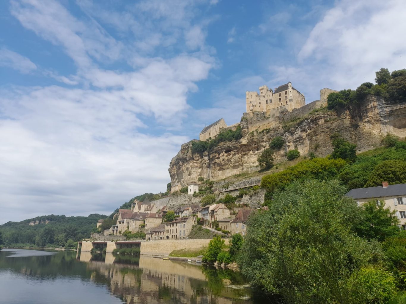 Village et Château de Beynac Village de Beynac, cette vue montre le village au bord de la rivière Dordogne et son château féodal en haut de la falaise.