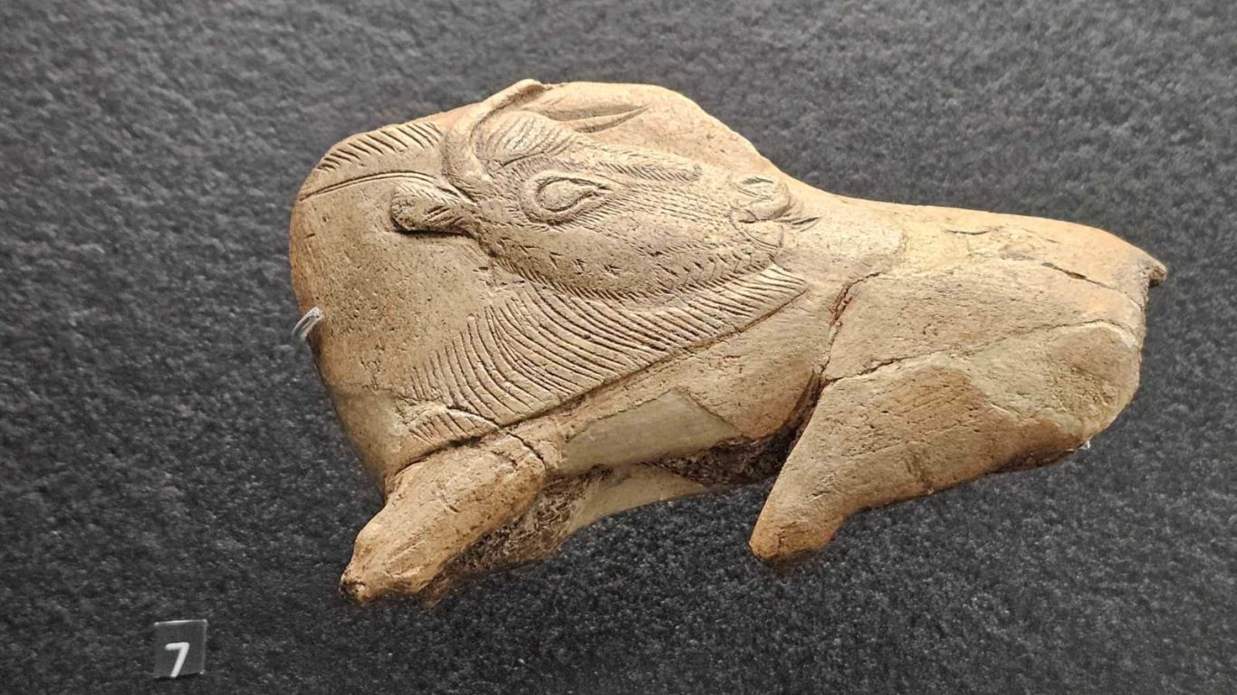 Sculpture Préhistorique aux Eyzies Sculpture retrouvée à la Madeleine, représente un bœuf se léchant le flanc, un chef d'œuvre du Magdalénien.