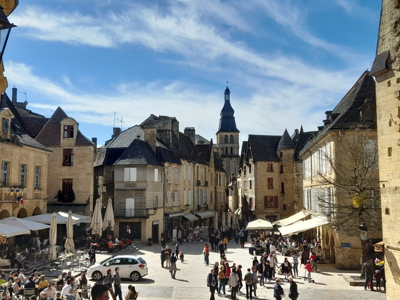 Place de la mairie à Sarlat Place de la mairie à Sarlat, elle regroupe les marchés traditionnels et est entourée par la Cathédrale et l'église Sainte Marie.