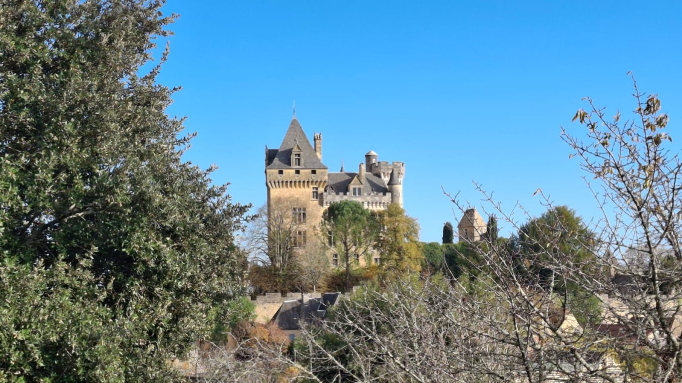 Château de Montfort à Vitrac Château de Montfort à Vitrac. Résidence privée le château à connu une histoire mouvementée, rasé et reconstruit à multiple reprises.