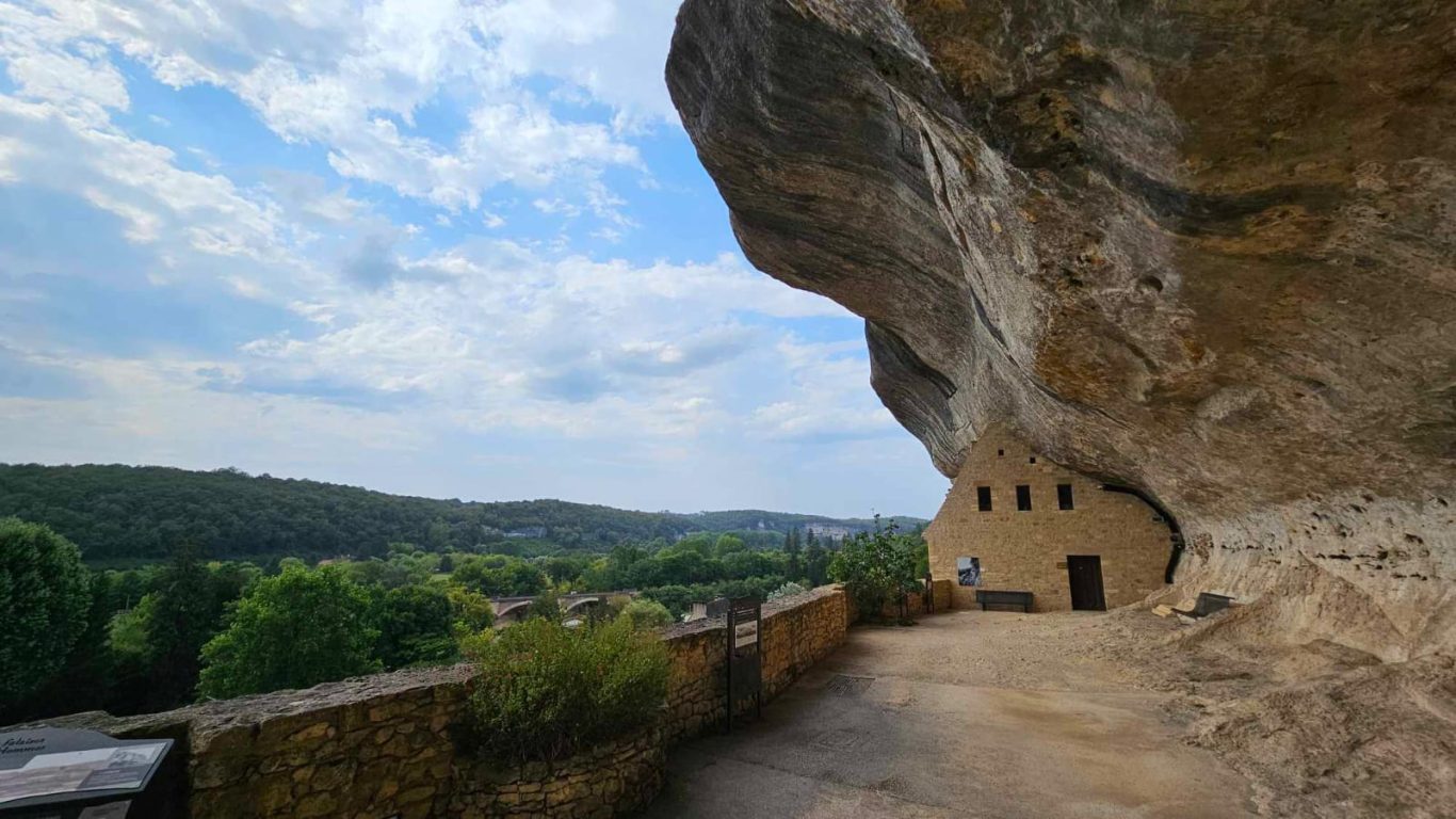 Falaise des Eyzies Falaise des Eyzies, cette falaise calcaire fut un abri pour les hommes préhistoriques. Elle abrite le musée de la Préhistoire.