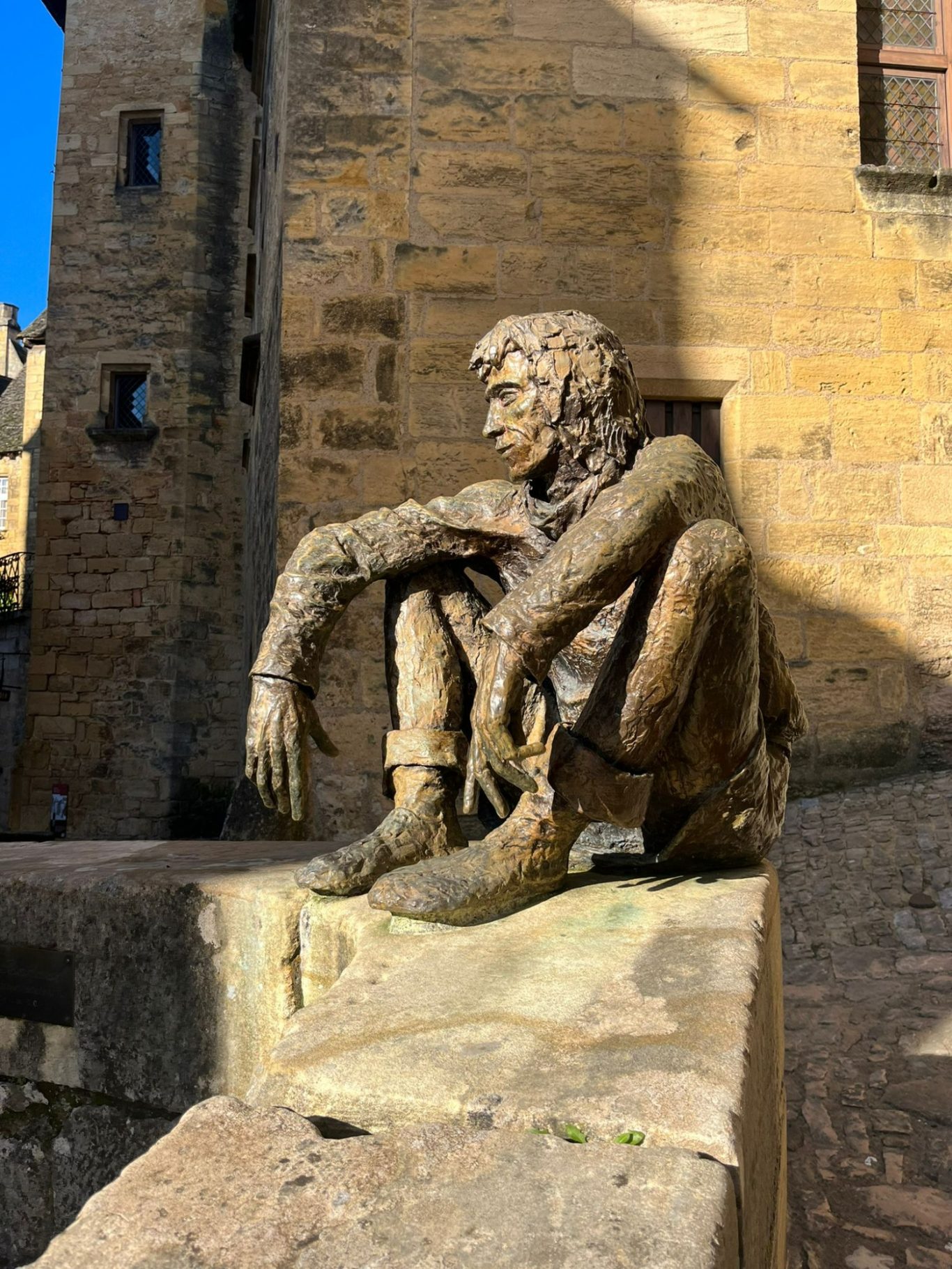 Badaud de Sarlat Statue du Badaud crée par Gérard Auliac, représente un visiteur qui contemple la place de la mairie à Sarlat.