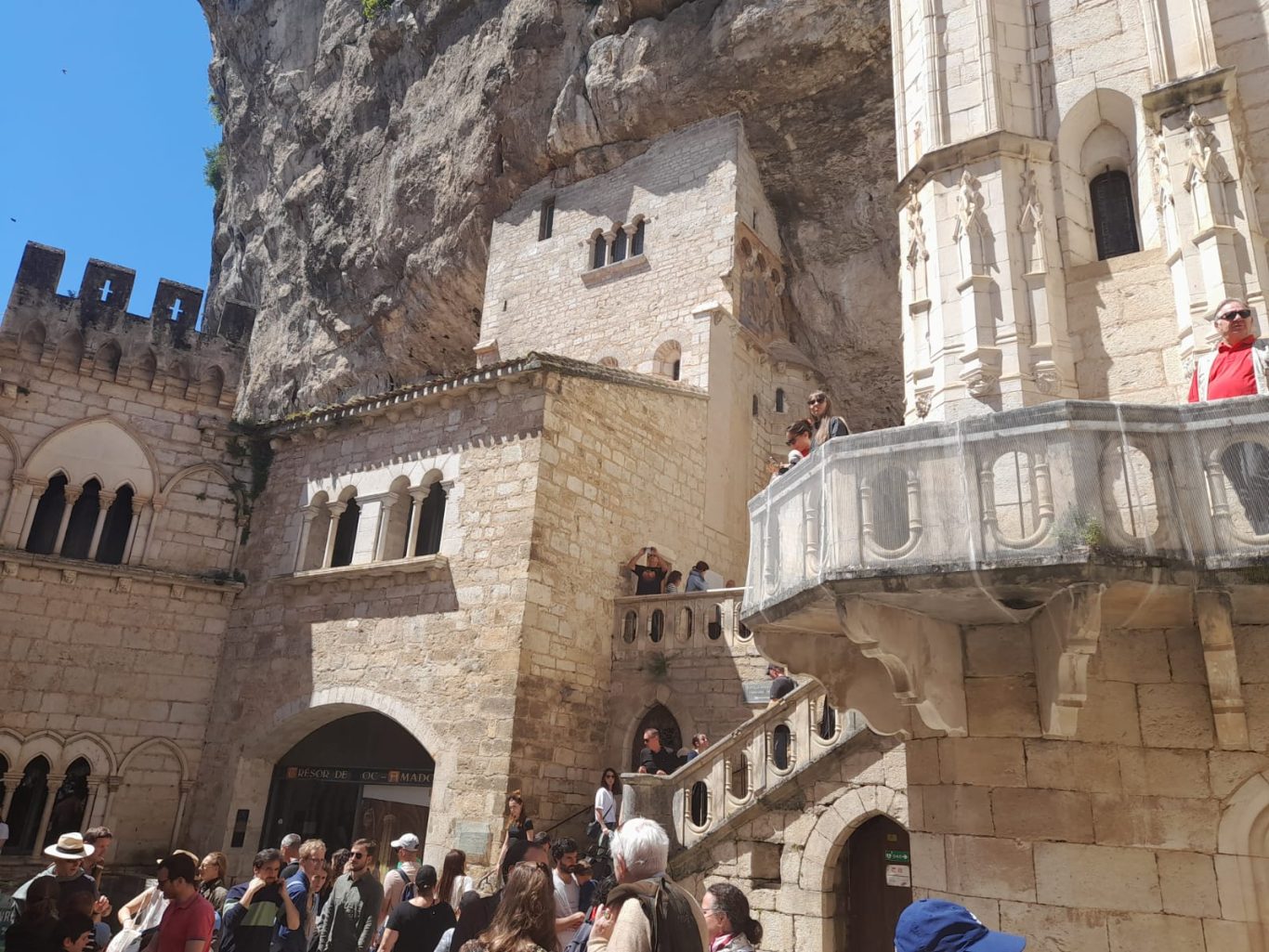 Cité sacrée à Rocamadour Cœur de la cité sacrée à Rocamadour, elle regroupe des chapelles dont une abrite une vierge noire. Sur le rocher se trouve l'épée de Roland