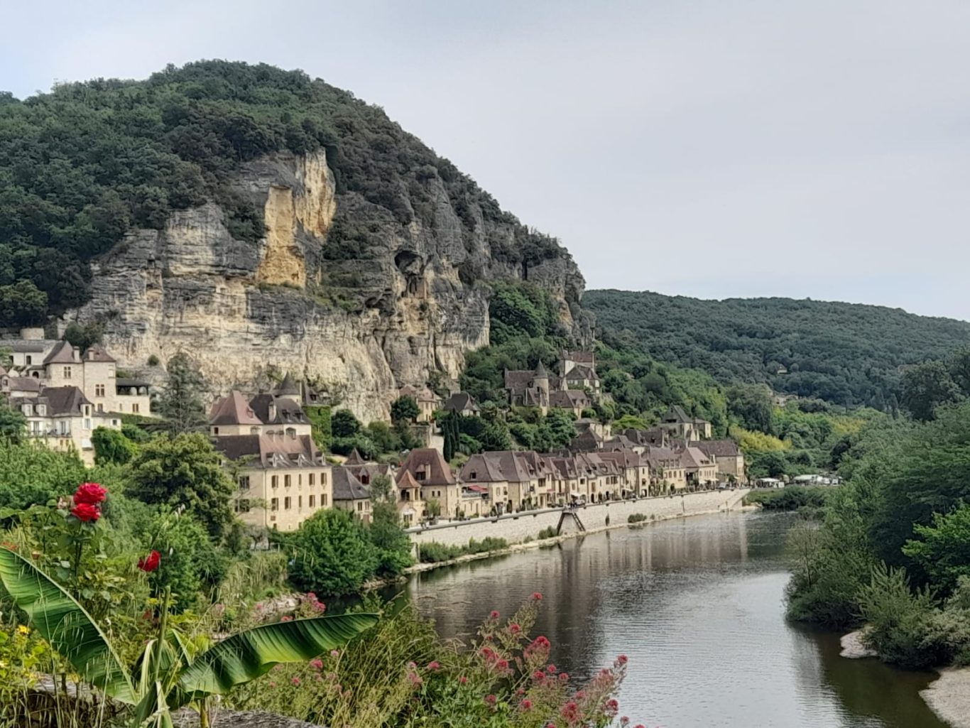 Vue de la Roque Gageac Vue de la Roque Gageac, on voit le village blotti contre sa falaise et bordée par la rivière Dordogne. C'est un magnifique village fleuri.