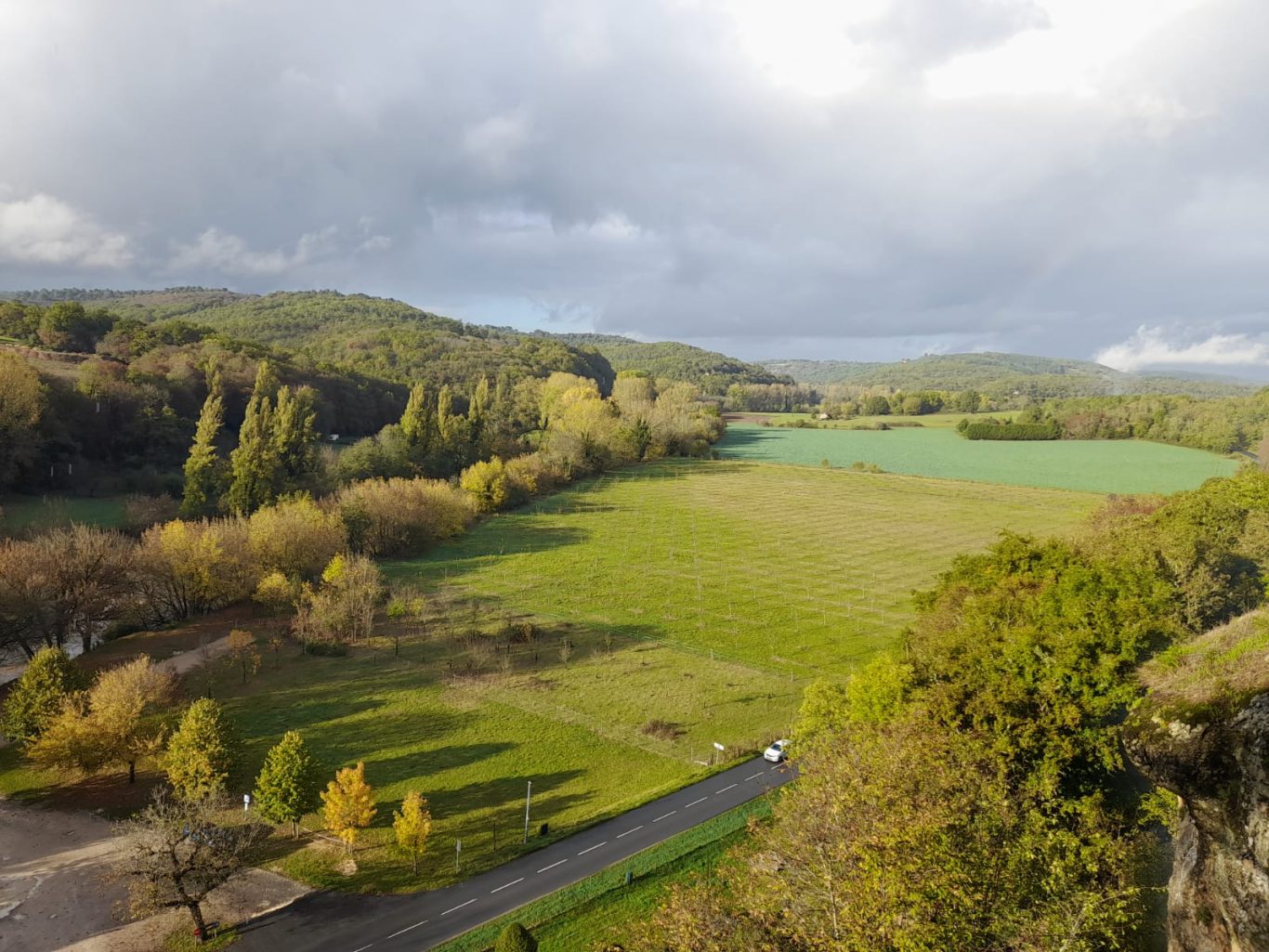 Vallée de la Vézère Vallée de la Vézère, cette vallée est très verdoyante, un écrin de nature, entourée de falaises et de quelques châteaux.